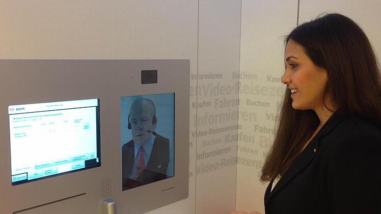 So soll der neue Video-Schalter in Bad Kissingen aussehen: Per Knopfdruck baut sich eine Video-Verbindung auf, daneben zeigt ein Bildschirm die Verbindungsdaten. Foto: DB Vertrieb