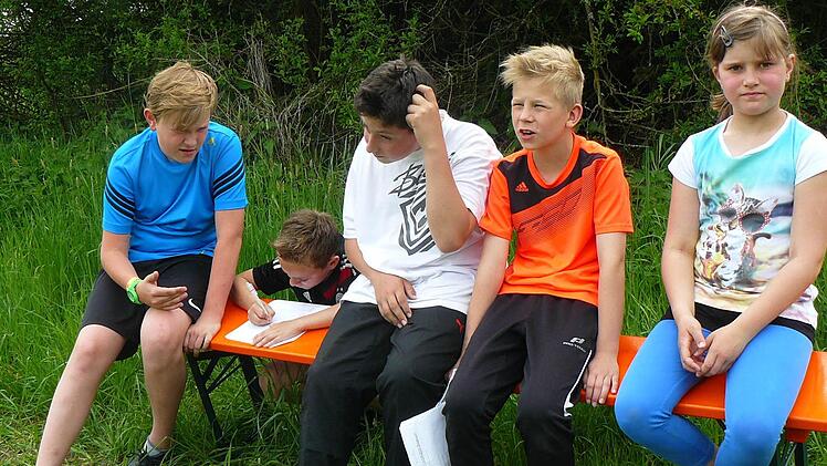 Knifflige Fragen: Die Teams denken nach...