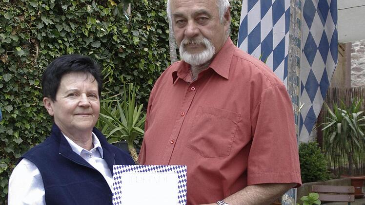 Marianne Pegel (l.), die seit 25 Jahren im Vorstand des VdK-Ortsverbands Diebach in verschiedenen Positionen mitwirkt, erhielt die Ehrenurkunde und die Ehrennadel vom Vorsitzenden Dieter Roth (r.)   Fotos: Ehling
