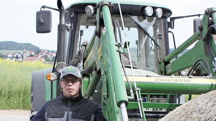 Daniel Kiesel besitzt einen Schlepper der Marke John Deere. Er hat 140 PS und wurde 2010 gebaut.