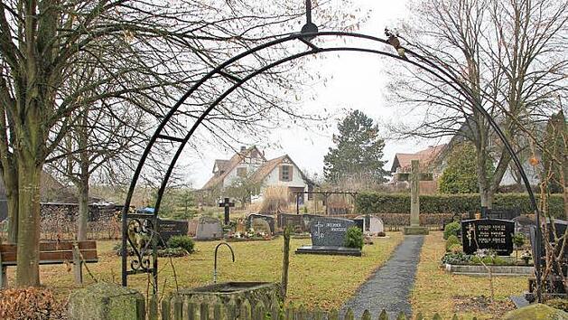 Eine Ruhest&auml;tte und doch ein Zankapfel: Der Friedhof von Rabelsdorf, der umgestaltet wird. Foto: Ralf Kestel