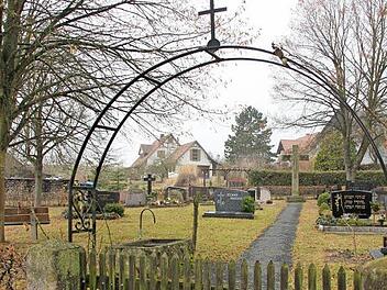 Eine Ruhestätte und doch ein Zankapfel: Der Friedhof von Rabelsdorf, der umgestaltet wird. Foto: Ralf Kestel