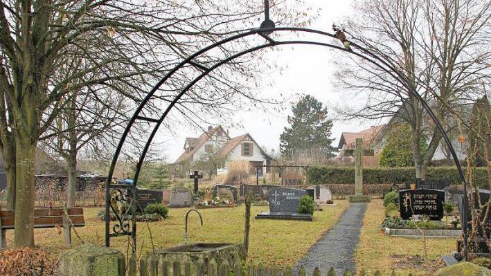 Eine Ruhestätte und doch ein Zankapfel: Der Friedhof von Rabelsdorf, der umgestaltet wird. Foto: Ralf Kestel