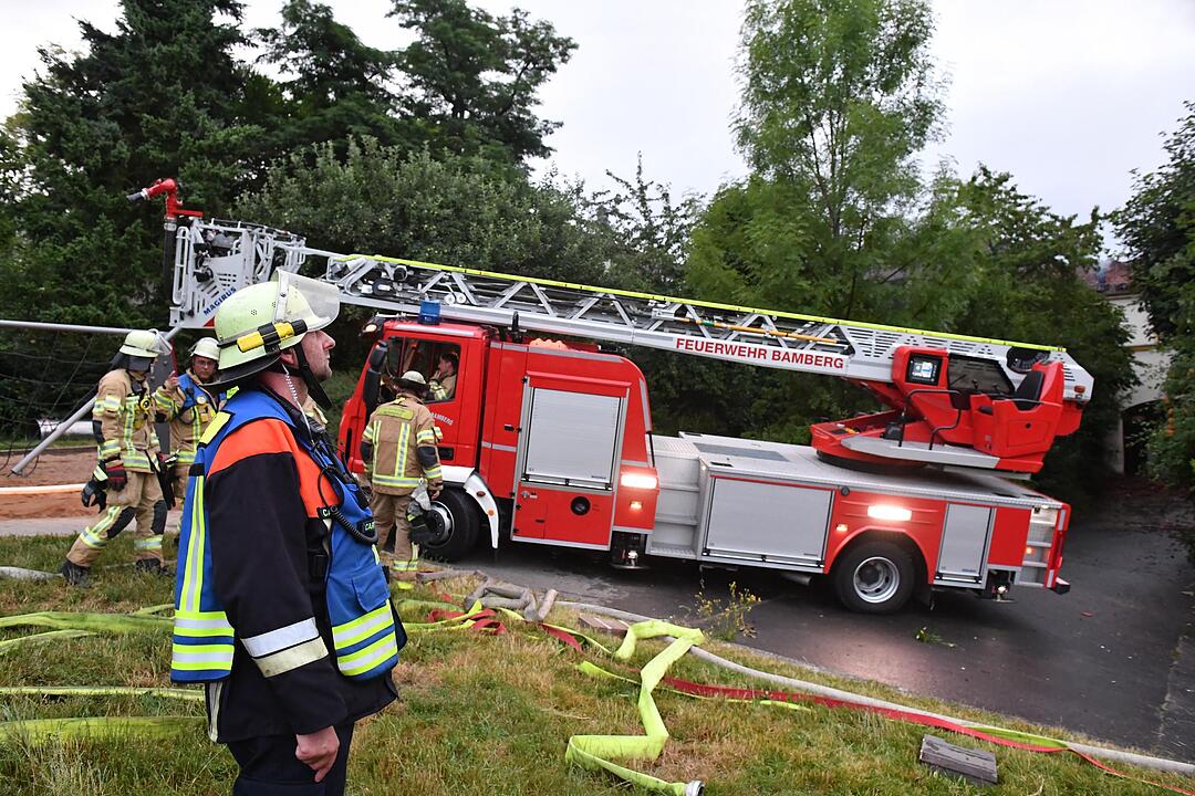 Großeinsatz in der Bamberger Altstadt: Dachstuhl am Jakobsplatz brennt