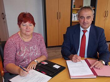 HPZ-Gesamtleiterin Maria Wiehle und Altenkunstadts Bürgermeister Robert Hümmer bei der Unterzeichnung der Verträge für die Kita in Altenkunstadt Foto: privat