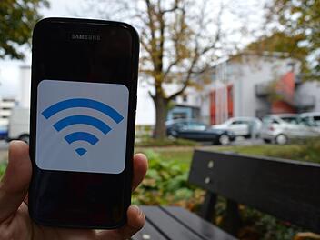 Am Streckerplatz kann jeder über einen Hotspot kostenlos und ohne Passwort surfen. In Forchheim gibt es nur vier solcher offenen Internetzugänge. Foto: Ronald Heck