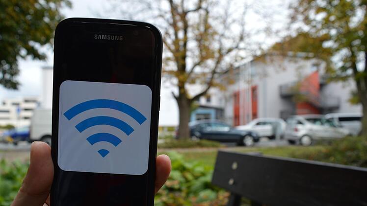 Am Streckerplatz kann jeder über einen Hotspot kostenlos und ohne Passwort surfen. In Forchheim gibt es nur vier solcher offenen Internetzugänge. Foto: Ronald Heck