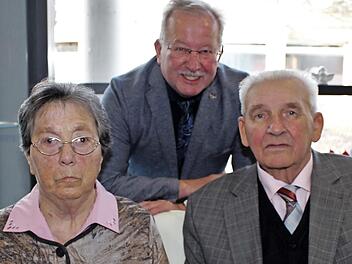 Bürgermeister Friedrich Gleitsmann gratulierte dem Ehepaar.  Foto: Seeger