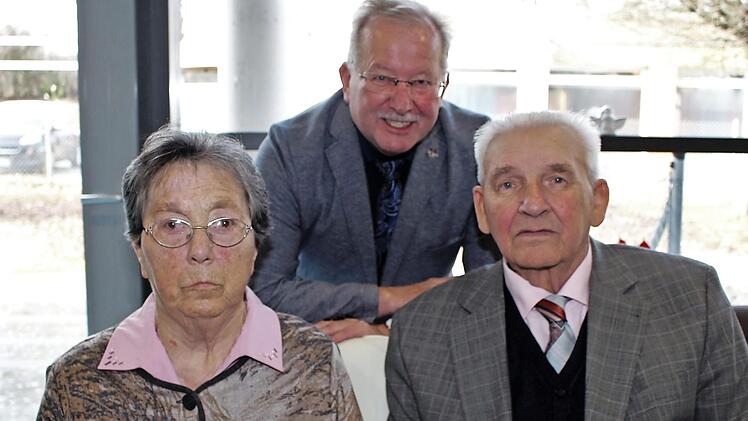 Bürgermeister Friedrich Gleitsmann gratulierte dem Ehepaar.  Foto: Seeger