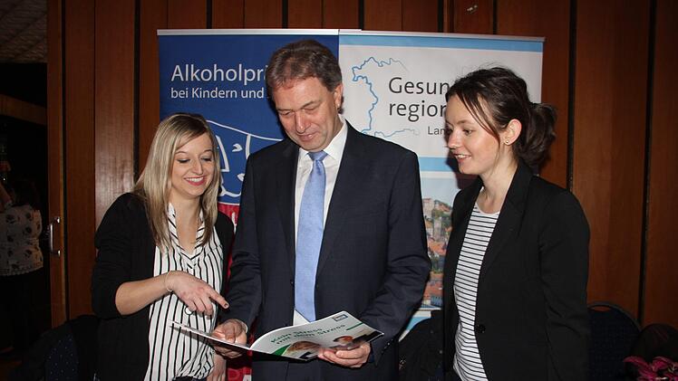 Nadine Förtsch, Landrat Klaus Löffler und Andrea Hahn vom Landratsamt Foto: Veronika Schadeck