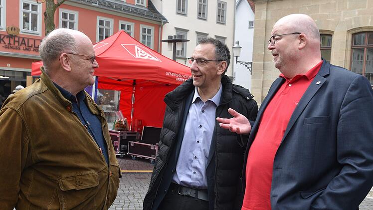 In Coburg trafen sich Gewerkschafter und Politiker zur traditionellen Maikundgebung auf dem Albertsplatz. Von links: Professor Dr. Klaus Kost, Coburgs Dritter  Bürgermeister Thomas Nowak und der Coburger DGB-Kreisvorsitzende Stephan Bühling im Austausch. Foto: Gabi Arnold