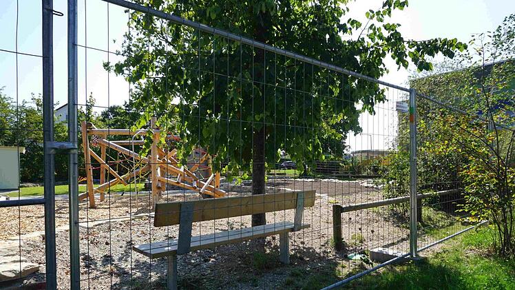 Noch ist der Pausenhof mit einem Bauzaun abgeriegelt.