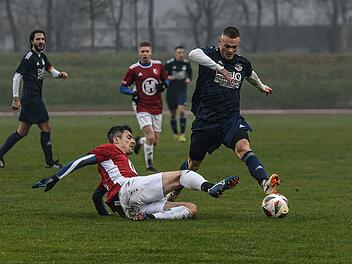 Adrian Hatcher (rechts) war die spielentscheidende Figur im Sportpark. In dieser Szene umkurvt Dampfachs Torjäger den Kissinger Abwehrstrategen Florin Popa. Foto: Ryan Evans
