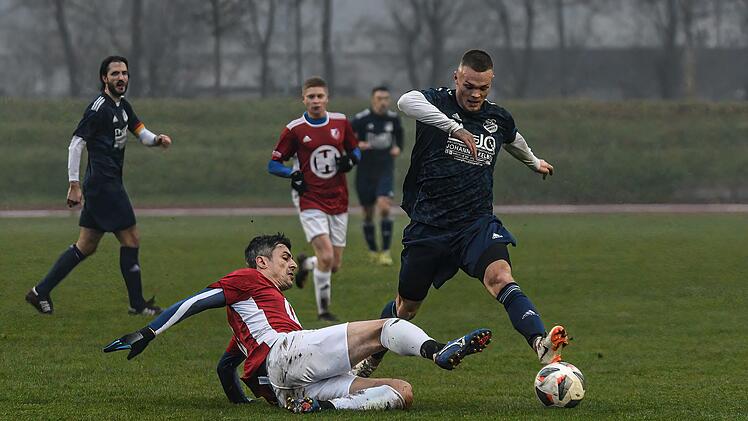 Adrian Hatcher (rechts) war die spielentscheidende Figur im Sportpark. In dieser Szene umkurvt Dampfachs Torjäger den Kissinger Abwehrstrategen Florin Popa. Foto: Ryan Evans