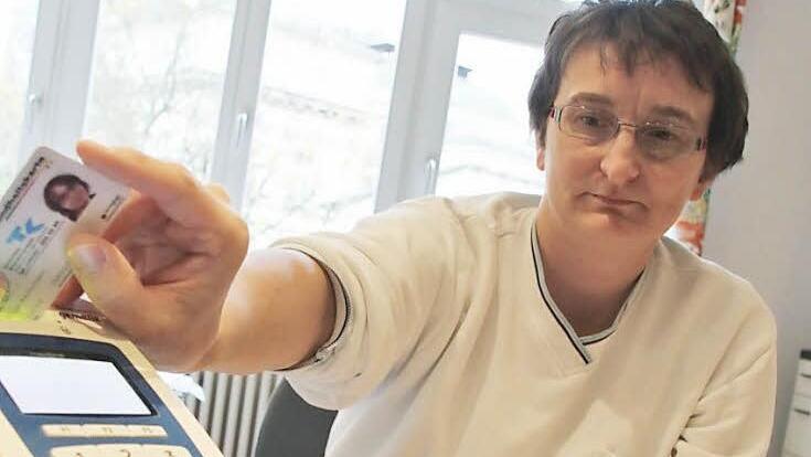 Alltag, der bald der Vergangenheit angehören wird:  Arzthelferin Manuela Closmann prüft, ob  die Patientin  schon die Praxisgebühr bezahlt hat. Zum 1. Januar wird die Gebühr abgeschafft. Foto:  Vanessa Schneider