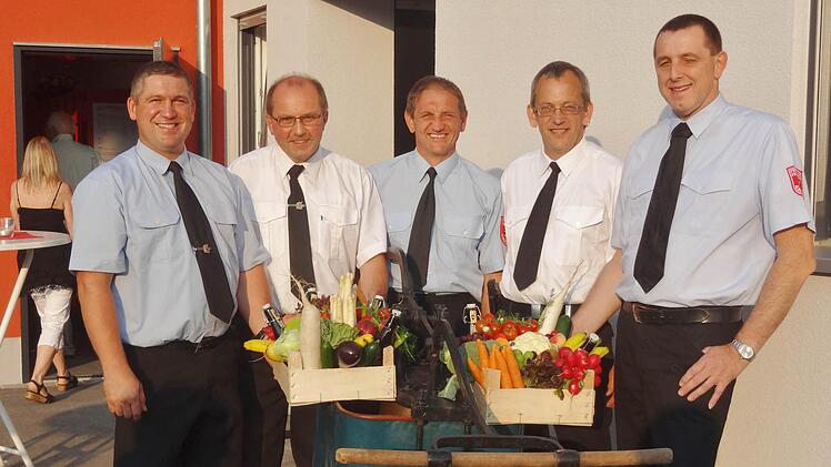 Mit einem weinenden und einem lachenden Auge verabschiedete die Vorstandschaft der FFW den langjährigen Kreisbrandmeister Engelbert Scherer und hies den neuen KBM Markus Ungerer herzlich willkommen.