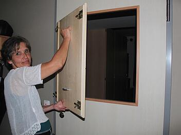 In dieses Zimmer lässt sich Einblick von außen nehmen, ohne einzutreten. Friederike Spörlein demonstriert das Öffnen bzw. Aushängen. Es ist aber selten belegt. Fotos: Markus Häggberg