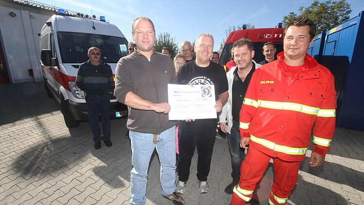 Übergabe der Spende an den Vorstand der Feuerwehr. Fotos: Michael Busch