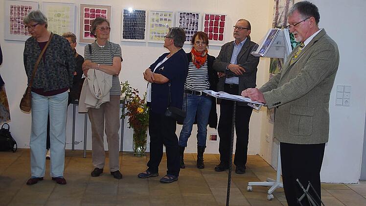 Der Vorsitzende des Kronacher Kunstvereins, Karol J. Hurec (rechts), führte in die Ausstellung ein.
