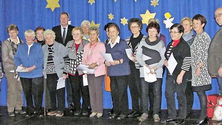 Vorsitzende Hannelore Förster (links), Stellvertreter Karl Heinz Räder (rechts) sowie Bürgermeister Michael Keilich (hinten) mit den zur Hauptversammlung gekommenen Mitgliedern, die für vieljährige Treue im Marienverein ausgezeichnet wurden  Foto: Klaus Oelzner