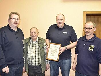 Hans Zitzmann (Zweiter von links) wurde zum Ehrenmitglied ernannt. Dazu gratulierten (von links): KBR Ralf Dressel, Vorstand Frank Kimmel und 1. Kommandant Peter Schüler Foto: Gerold Snater