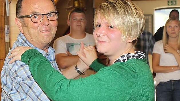 Den Kerwaburschen und -m&auml;dchen zeigt Gerhard Arzt, wie man richtig Walzer tanzt. Foto: privat