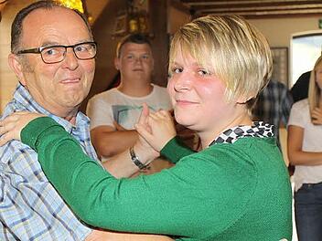 Den Kerwaburschen und -mädchen zeigt Gerhard Arzt, wie man richtig Walzer tanzt. Foto: privat