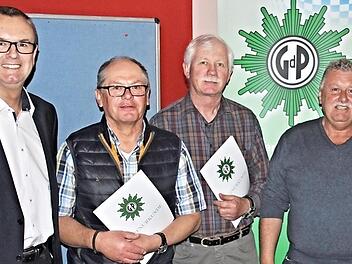 Eine Ehrung stand im Mittelpunkt: Holger Zimmermann (links), Bezirksvorsitzender der GdP Unterfranken, würdigte (weiter von links): Walter Herold, Emil Barthelmann und Berthold Schineller.  Foto: Helmut Will