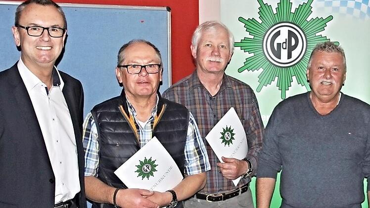Eine Ehrung stand im Mittelpunkt: Holger Zimmermann (links), Bezirksvorsitzender der GdP Unterfranken, würdigte (weiter von links): Walter Herold, Emil Barthelmann und Berthold Schineller.  Foto: Helmut Will