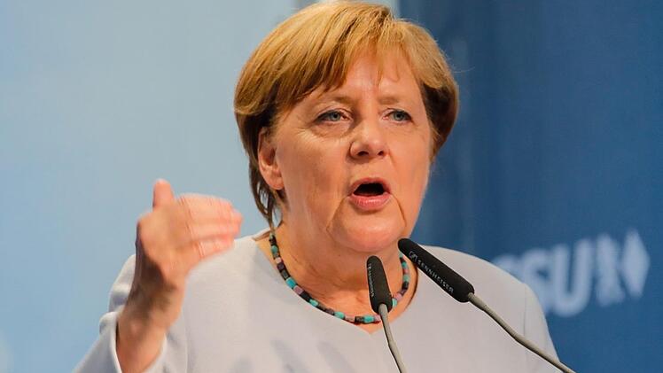 Kanzlerin Angela Merkel gab sich am Donnerstagabend beim Wahlkampfauftritt in Bayreuth kämpferisch. Sie versprach Steuerentlastungen, eine Absenkung des Soli sowie Anpassungen bei den Freibeträgen für Kinder. Foto: Matthias Hoch