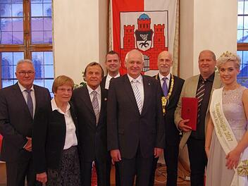 Ehrungsfoto mit allen Beteiligten: (von links) Thomas Leiner, Charlotte Fries, Johannes Köhler, Anton Schick, Robert Kiesel, Kay Blankenburg, Peter Rößner, sowie Rosenkönigin Nina Dees. Foto: Klaus Werner