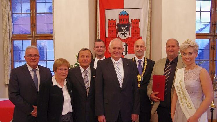 Ehrungsfoto mit allen Beteiligten: (von links) Thomas Leiner, Charlotte Fries, Johannes Köhler, Anton Schick, Robert Kiesel, Kay Blankenburg, Peter Rößner, sowie Rosenkönigin Nina Dees. Foto: Klaus Werner