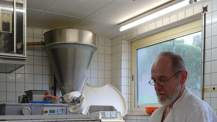 Auch eine Teigausrollmaschine erleichtert heute die Arbeit in der Backstube. Foto: Stephanie Elm