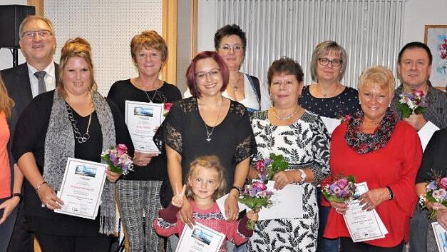 Die Ehrung langj&auml;hriger Mitarbeiter des Hauses (von links): Pfarrer J&ouml;rg Mahler, Nicole Tarrach, Vertreterin des Betriebsrats; Gerd M&uuml;cke, Manuela Bernhardt, Petra M&uuml;ller, Nina B&ouml;hm, Anke Walter, Elvira Morosow, Gabi Sommer, Sonja Schiller, G&uuml;nter Gr&uuml;n, Theresia Pawletta und Anka Dekowski  Foto: Margit Welscher