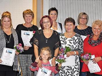 Die Ehrung langjähriger Mitarbeiter des Hauses (von links): Pfarrer Jörg Mahler, Nicole Tarrach, Vertreterin des Betriebsrats; Gerd Mücke, Manuela Bernhardt, Petra Müller, Nina Böhm, Anke Walter, Elvira Morosow, Gabi Sommer, Sonja Schiller, Günter Grün, Theresia Pawletta und Anka Dekowski  Foto: Margit Welscher