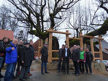 Ortstermin mit Landrat, Bürgermeister, Behördenvertretern und Wichsensteiner Bürgern vor der imposanten Tanzlinde Foto: Thomas Weichert