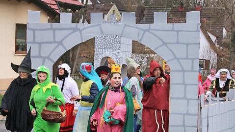 Farbenfroh: Bewohner des "Sonnenhofs" Wüstenwelsberg mit der Burg