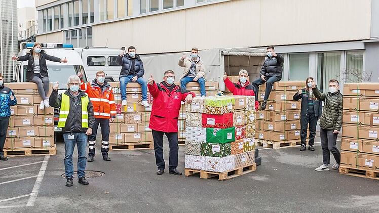 Die Weihnachtstrucker machten sich mit 354 Schaeffler-Päckchen auf den Weg in die Zielregionen Albanien, Bosnien, Bulgarien, Rumänien und Ukraine. Foto: Schaeffler