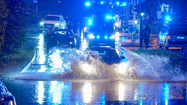N&uuml;rnberg: Schweres Gewitter sorgt f&uuml;r Chaos - Feuerwehr rettet Autofahrer