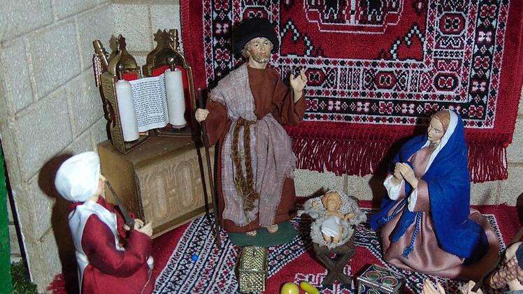 Orientalische Teppiche schmücken die Krippe. Foto: Petra Malbrich