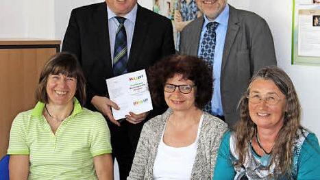 Christine Schödel, Sabine Spies und Liselotte Vießmann freuen sich mit Landrat Söllner und Schulamtsdirektor Schmidt auf viele Interessenten.