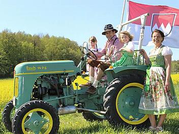 Jürgen Kunde, Dagmar Kaiser und die Schwestern Leni und Marie Birner freuen sich mit den Gelbsreuthern auf das große Traktortreffen. Dort werden mehr solche Prachtexemplare wie auf dem Foto zu sehen sein. Foto:
