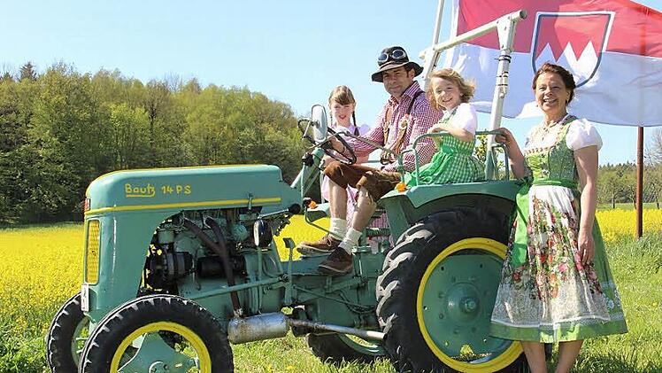 Jürgen Kunde, Dagmar Kaiser und die Schwestern Leni und Marie Birner freuen sich mit den Gelbsreuthern auf das große Traktortreffen. Dort werden mehr solche Prachtexemplare wie auf dem Foto zu sehen sein. Foto: