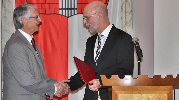Oberbürgermeister Kay Blankenburg (rechts) überreicht Jacques Dromer die Auszeichnung.  Foto: Werner Vogel