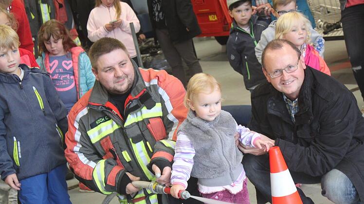 Auch Basilikaorganist Georg Hagel (rechts) besuchte mit seiner Familie das Kinderfest der Feuerwehr. Foto: Matthias Einwag