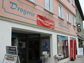 Über der Drogerie "Ehnes" in der Bahnhofstraße in Bad Staffelstein hängt ein rotes Banner, das die nahenden Schließung des Familienunternehmens ankündigt. Foto: Dominic Buckreus