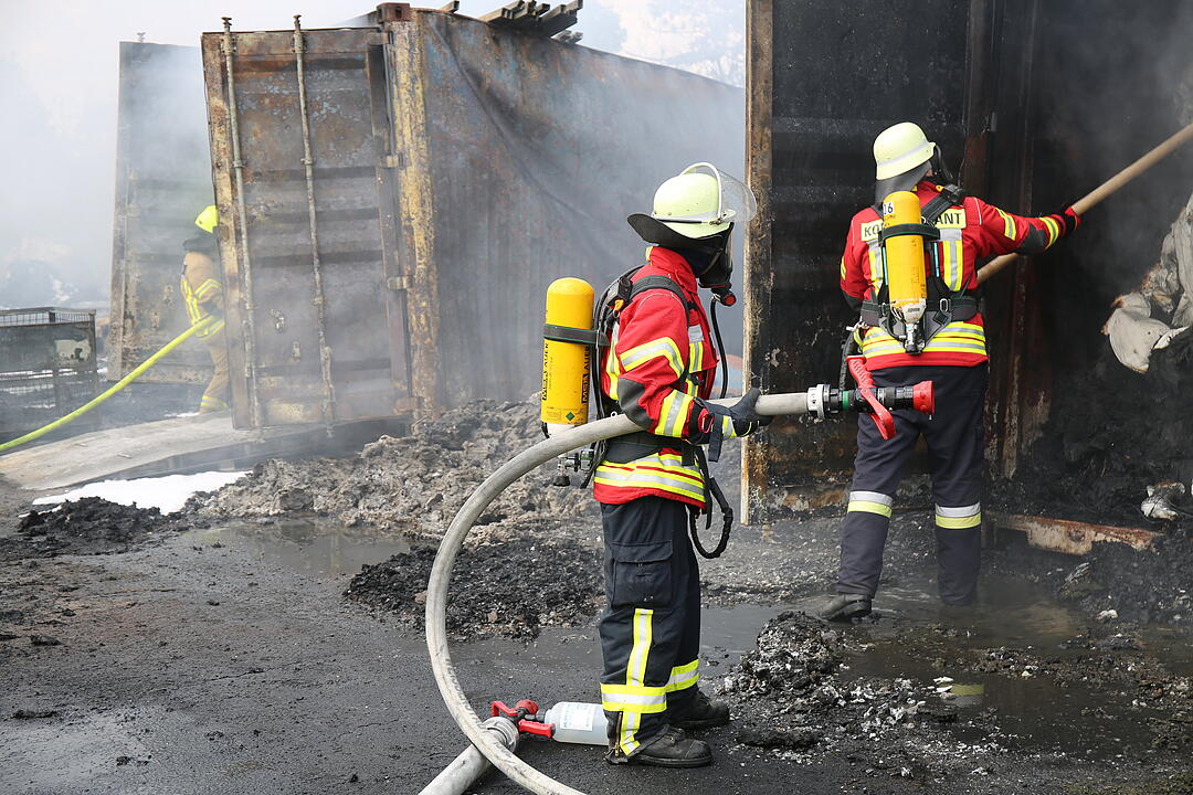 Firmengebäude in Oberfranken geht in Flammen auf