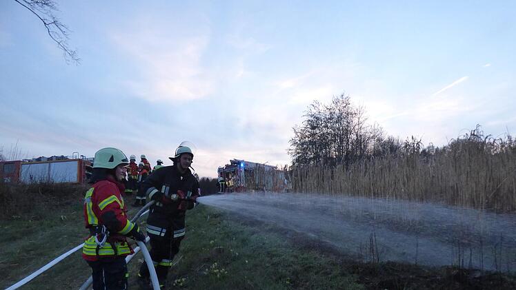 Die Feuerwehr an der Einsatzstelle Foto: Thomas Weichert