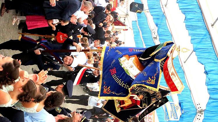 Stimmungsvoller Fahneneinzug ins vollbesetzte Festzelt