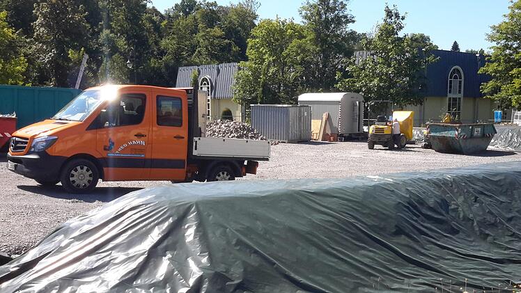 Zum Einsatz der Baufahrzeuge und für das Lagern des Materials wurde eine Fläche  vorübergehend befestigt. Diese Maßnahme dient dem Schutz der Heilquellen.   Foto: Rolf Pralle